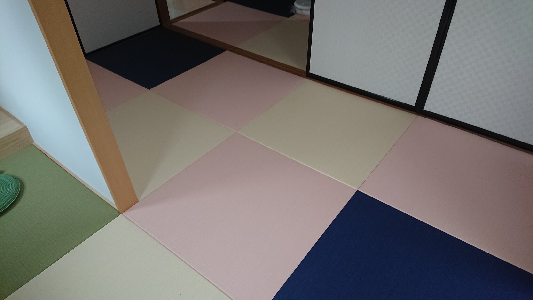 カラーを組み合わせた和紙の縁なし畳