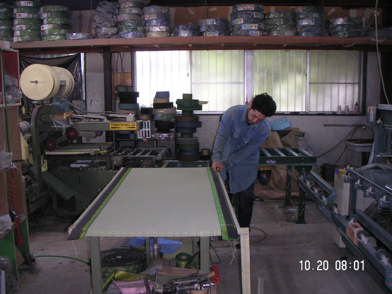 畳を製作する様子